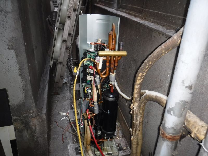 エアコン クーラーからガス漏れエアコンからの冷媒漏れ ガス漏れ 業務用エアコン修理専門店